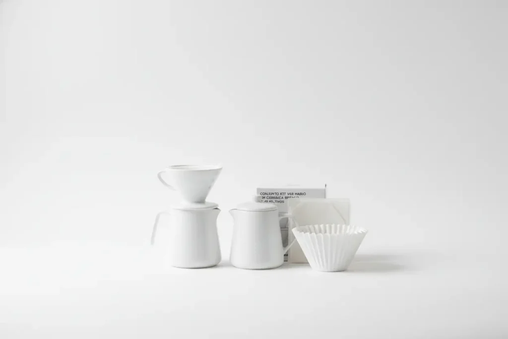 CONJUNTO KIT V60 HARIO EM CERAMICA BRANCO C/40 FILTROS em fundo branco