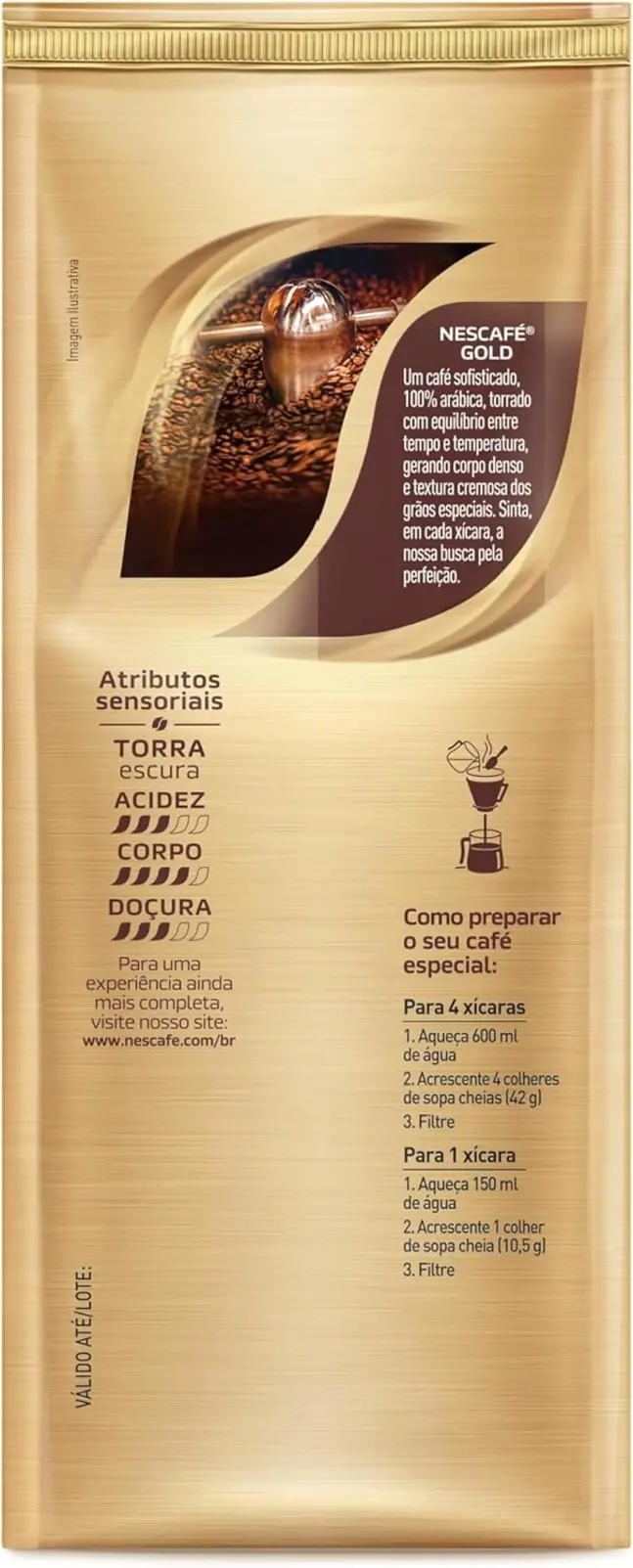 Colher com café moído ao lado da embalagem de Café Torrado e Moído NESCAFÉ Gold Equilibrado 250g.