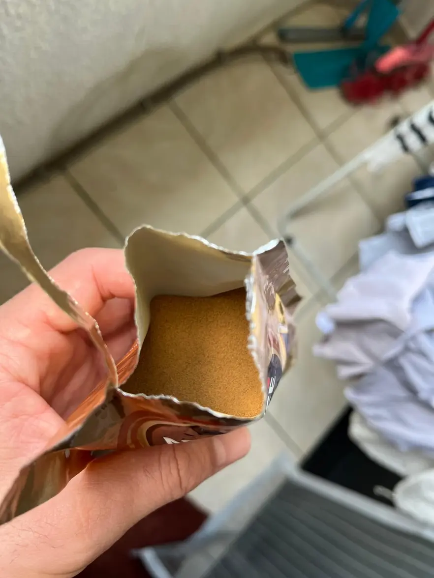 Detalhe da embalagem dourada e marrom do Empório das Cápsulas Café Solúvel Nescafé Gold Suave 40G