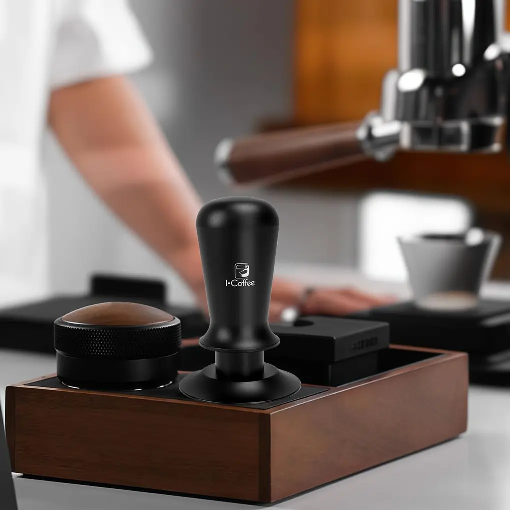 iCoffee Tamper de Pressão Constante em uso, compactando café no portafilter