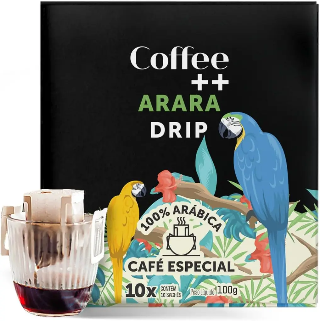 Mão segurando sachê de Coffee Mais Café Super Especial ARARA em Drip sobre uma xícara branca