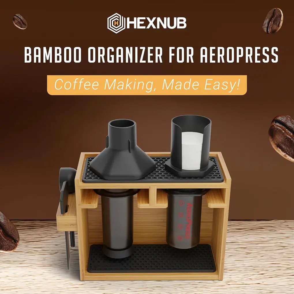 Organizador de bambu HEXNUB com AeroPress Original preta montada, caneca branca e acessórios, em uma bancada de madeira clara.