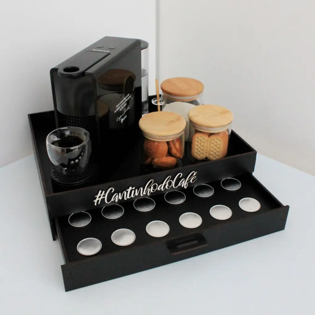 Porta-cápsulas bandeja Box Fan preto com cafeteira, xícara e cápsulas em uso