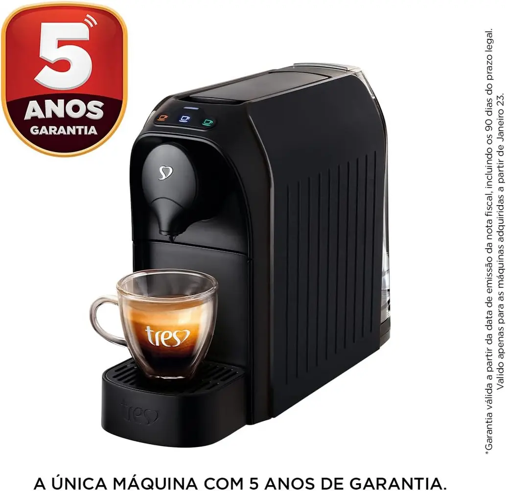 Cafeteira 3 Corações TRES Passione Preta em uso, preparando café em uma xícara branca.