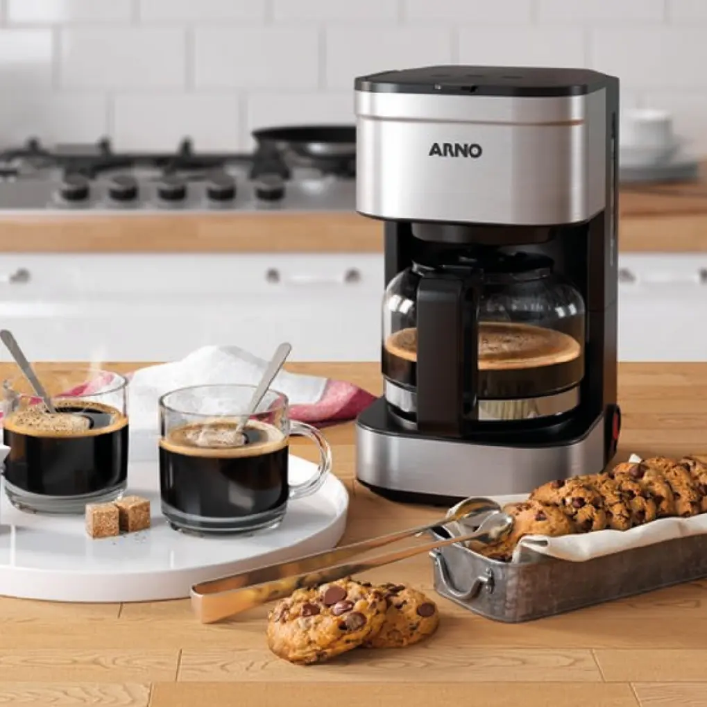 Cafeteira Elétrica Arno Preferita Inox 0,75L CFPF preta e prata em uso na cozinha.