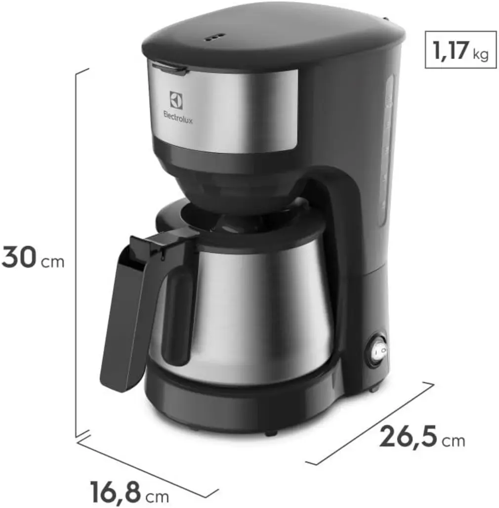 Cafeteira Electrolux ECM22 em funcionamento, com a jarra de inox sendo retirada e o sistema corta-pingos ativo.