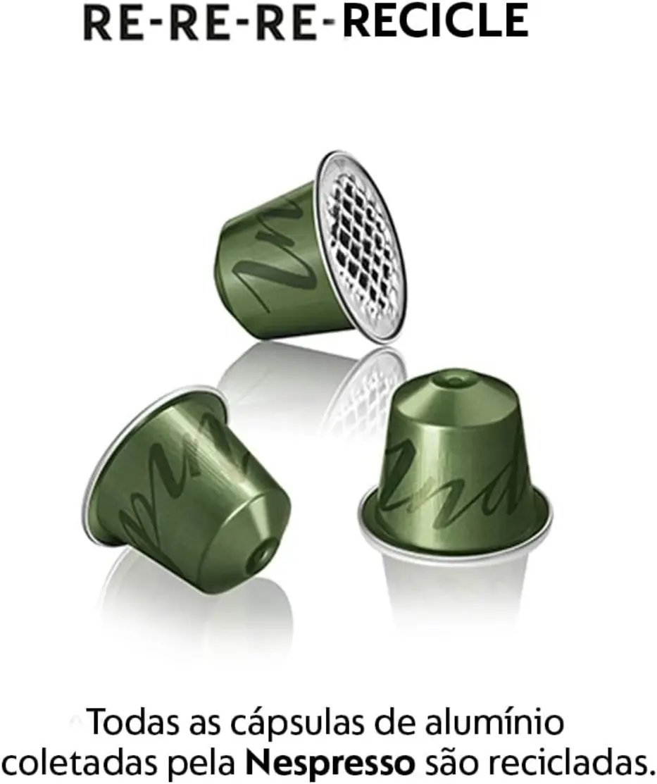 Close-up de uma única cápsula de café Nespresso Volluto dourada, mostrando o acabamento metálico e o logo Nespresso.