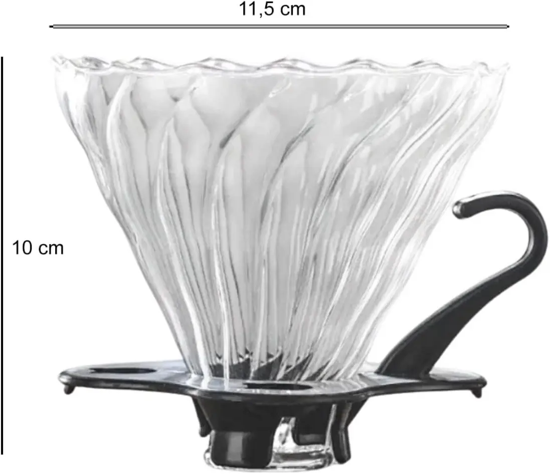 Coador de café Doaf de vidro preto em uso, com água quente sendo despejada sobre o pó de café em uma caneca.