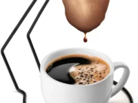 Coador de Café Individual Black Fast Coffee da Arthi, com estrutura de metal preta e coador de tecido branco.