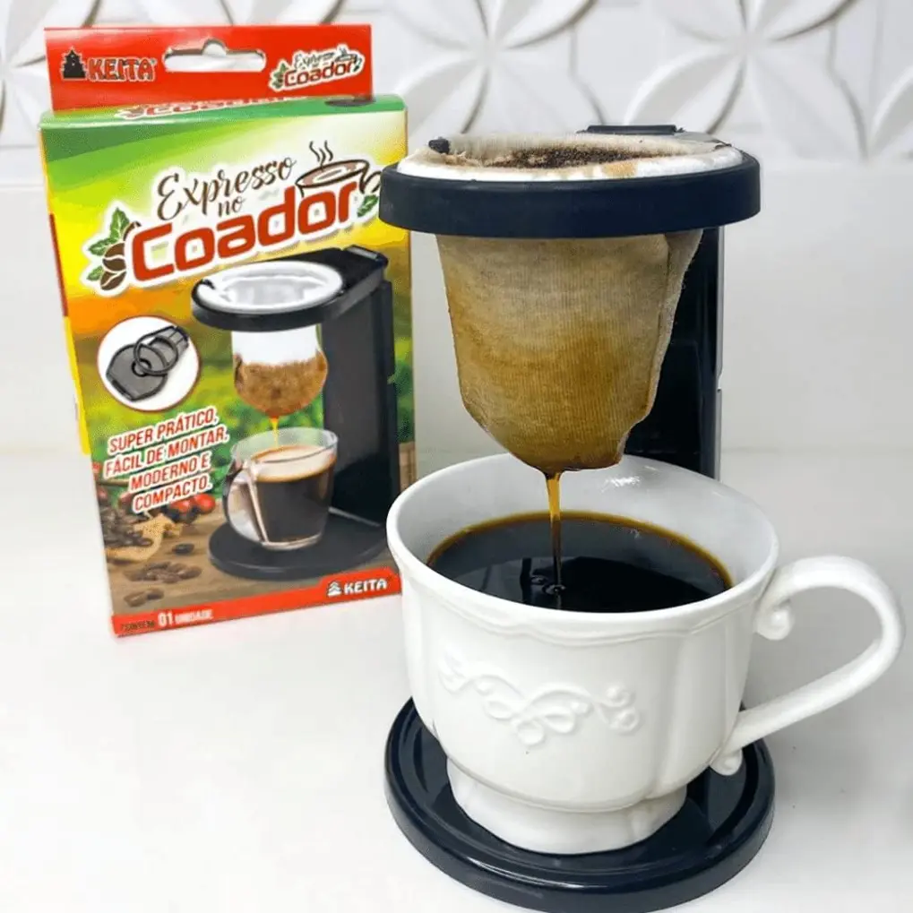 Coador Expresso de Café Individual Keita COA01 aberto e em uso, posicionado sobre uma caneca, com café sendo coado.