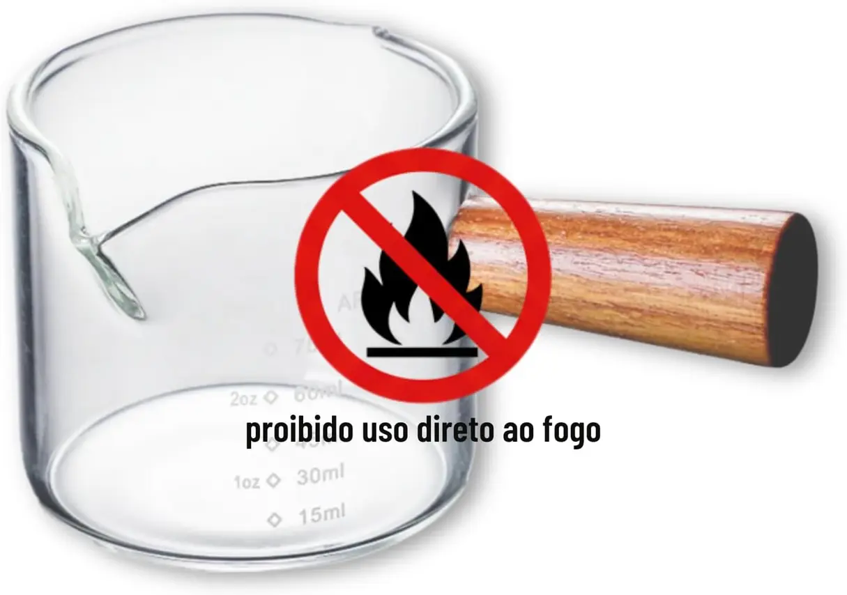 Copo Medidor de Vidro com Cabo de Madeira sendo usado para despejar café em uma xícara