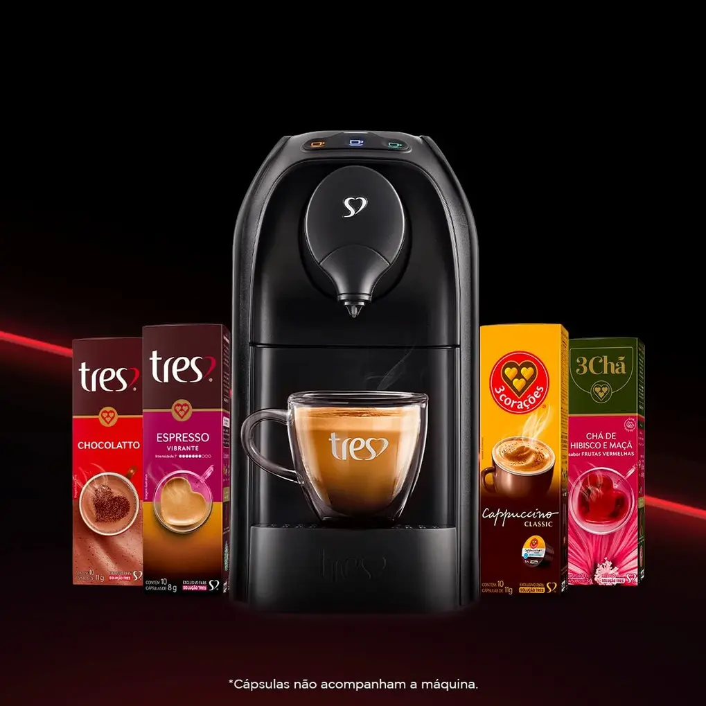 Detalhe dos botões e do compartimento de cápsulas da Cafeteira 3 Corações TRES Passione Preta.