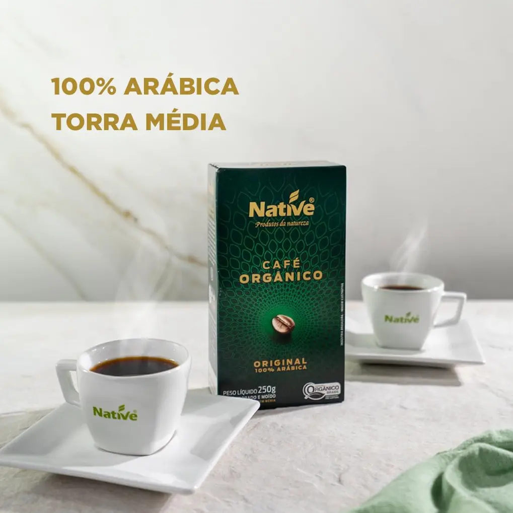 Embalagem de Café Orgânico Native 250g ao lado de uma xícara de café e grãos
