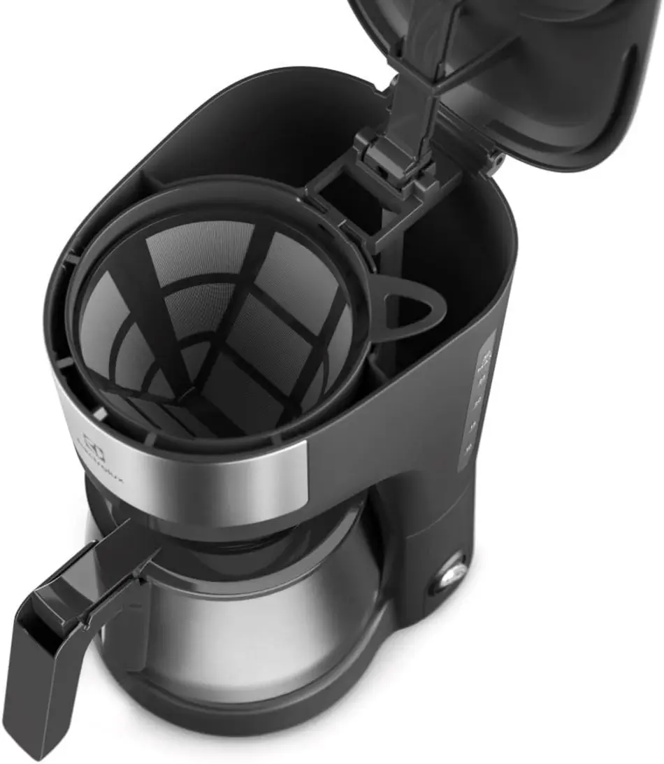 Filtro permanente removível da cafeteira Electrolux ECM22, destacando sua facilidade de limpeza.