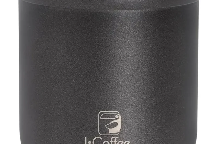 Kit iCoffee Acessórios para Café Expresso, com tamper preto e prata, distribuidor prateado com agulhas pretas e porta-filtro prateado com alça preta.