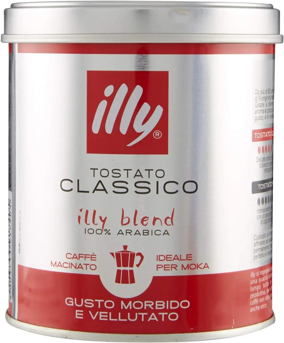 Lata de café Illy Clássico ao lado de uma cafeteira Moka prateada e uma xícara de café.