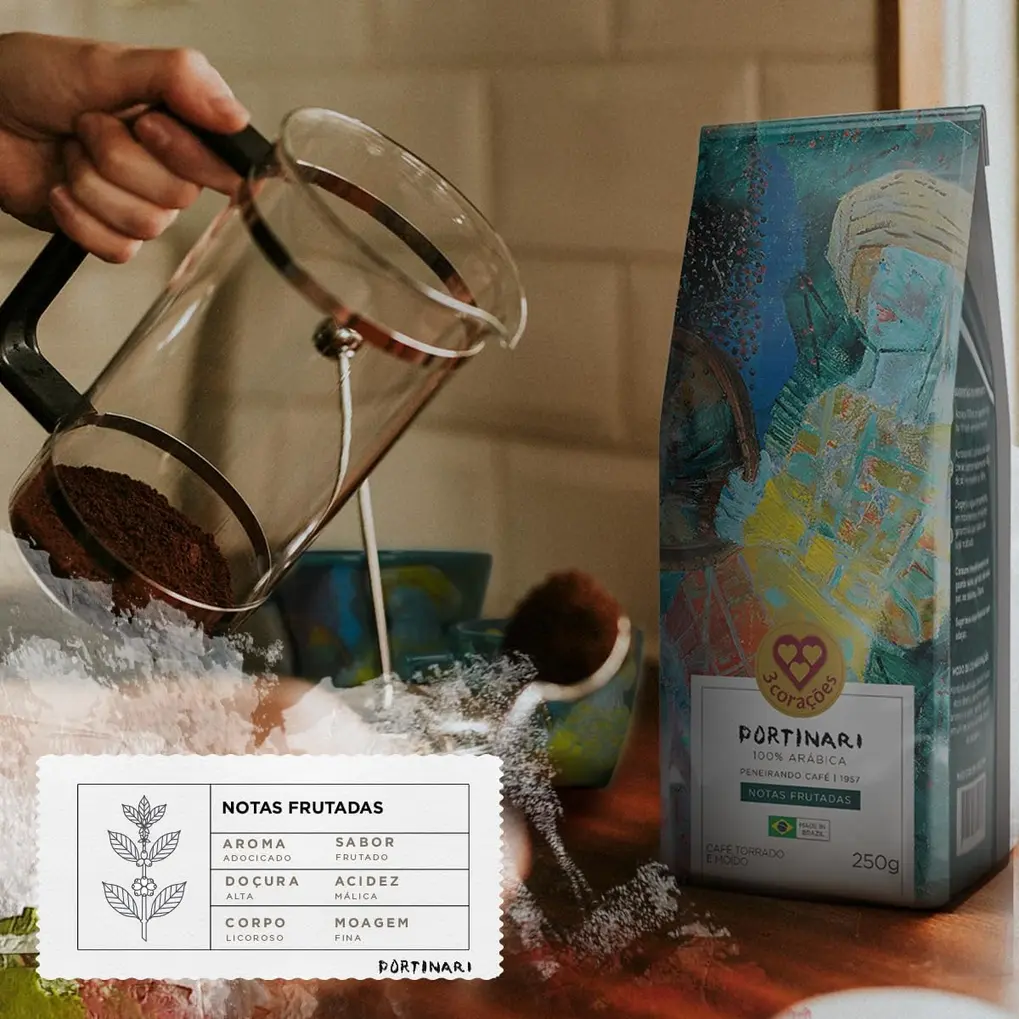 Pó de café 3 Corações Gourmet Portinari em embalagem aberta com filtro e cafeteira