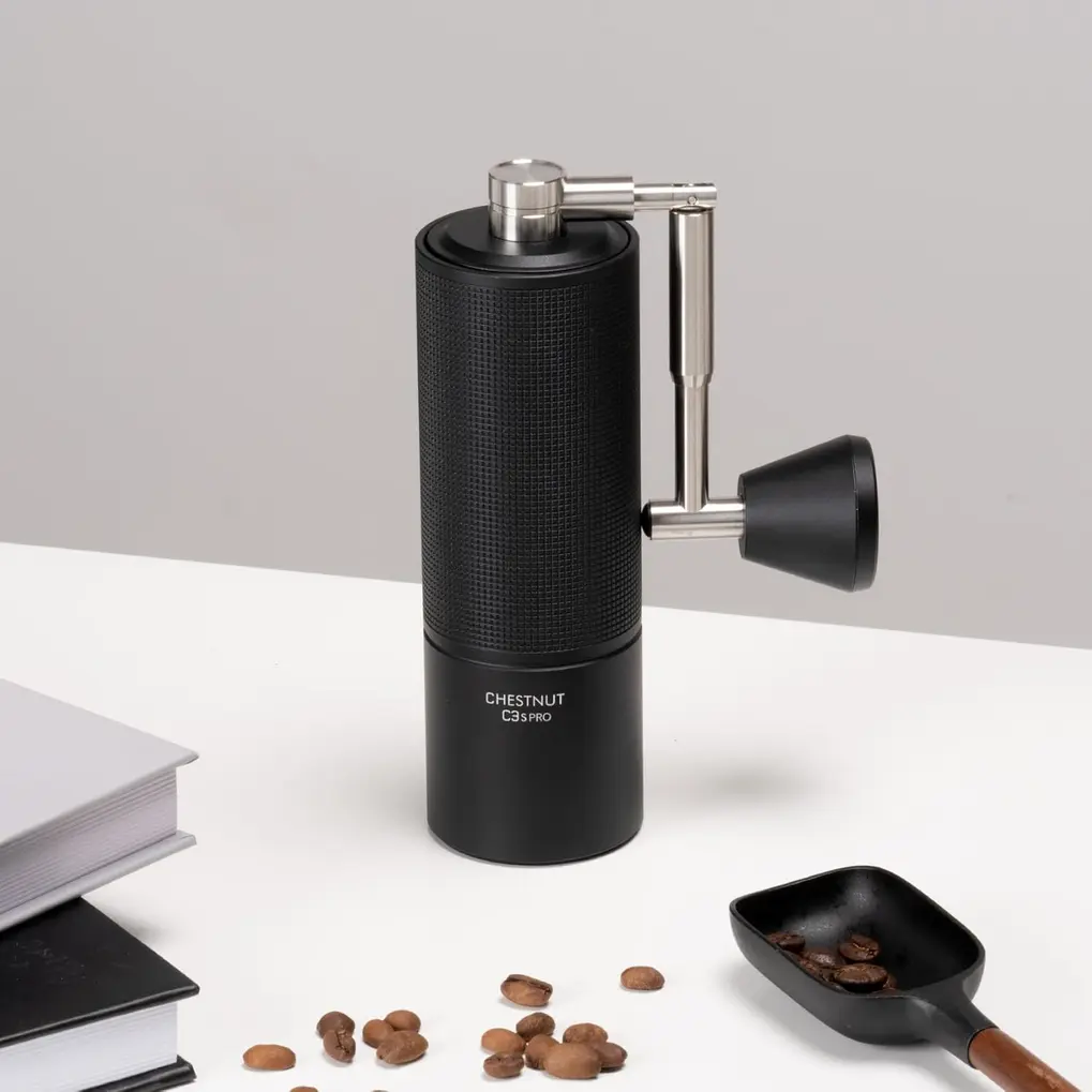 Pessoa moendo grãos de café com o moedor manual TIMEMORE C3S Pro