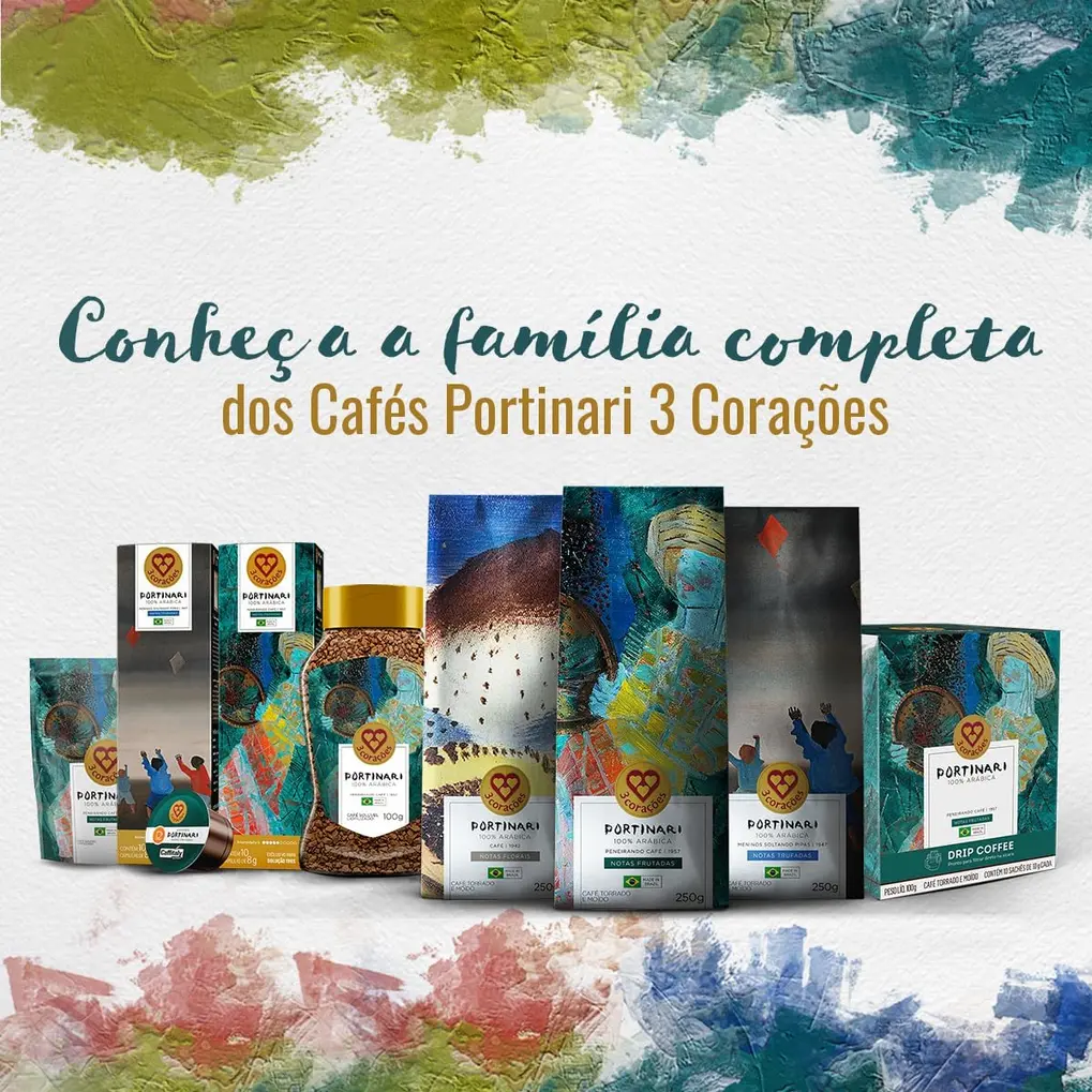 Xícara de café fumegante com embalagem do 3 Corações Gourmet Portinari