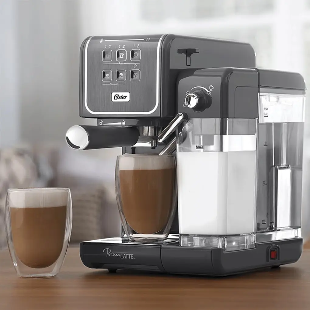 Cafeteira Espresso Oster PrimaLatte Touch preparando um café latte em uma xícara de vidro