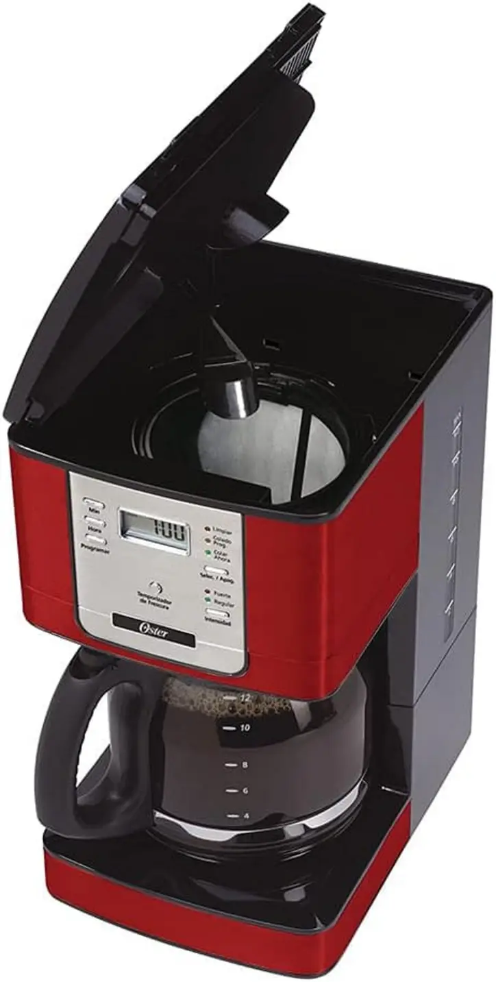 Cafeteira Oster Flavor 1,5L Programável vermelha e preta preparando café, com vapor e uma xícara ao lado.