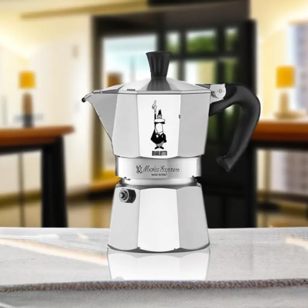 Detalhe da parte superior da Cafeteira Bialetti Nuova Moka Express, mostrando a tampa e o bico.