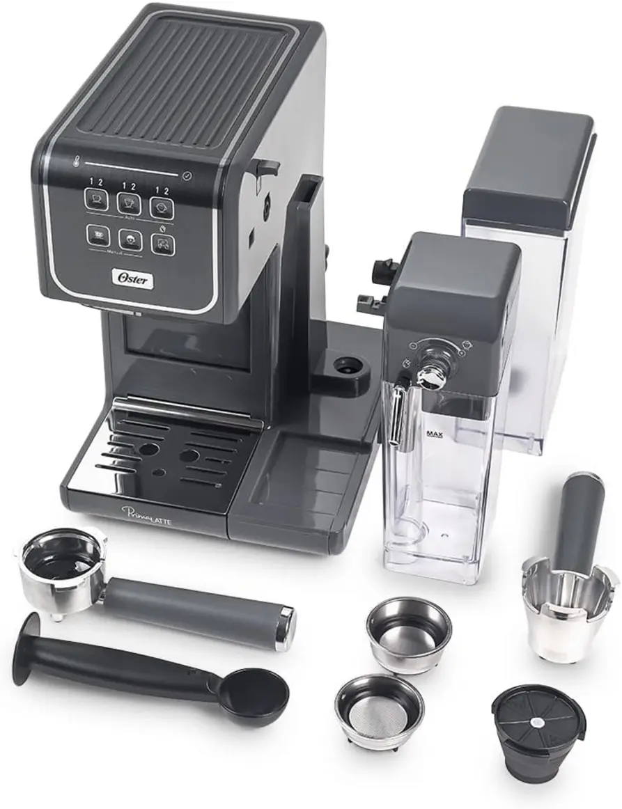 Detalhe da tela touch e do bico do espumador de leite da Cafeteira Espresso Oster PrimaLatte Touch