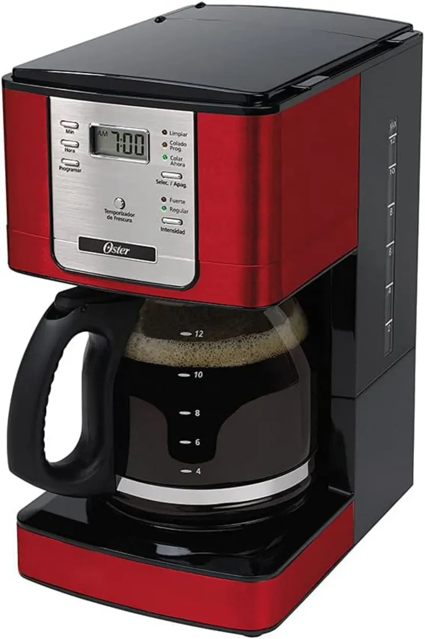 Detalhe do painel digital prateado e botões do seletor de intensidade da Cafeteira Oster Flavor Programável vermelha e preta.