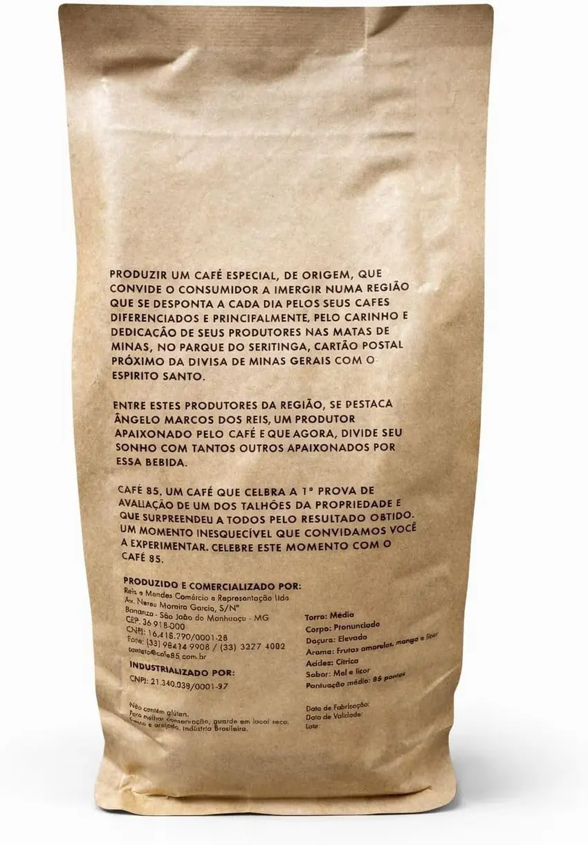 Detalhe dos grãos de café saindo da embalagem do Café 85 Grão Especial 500g