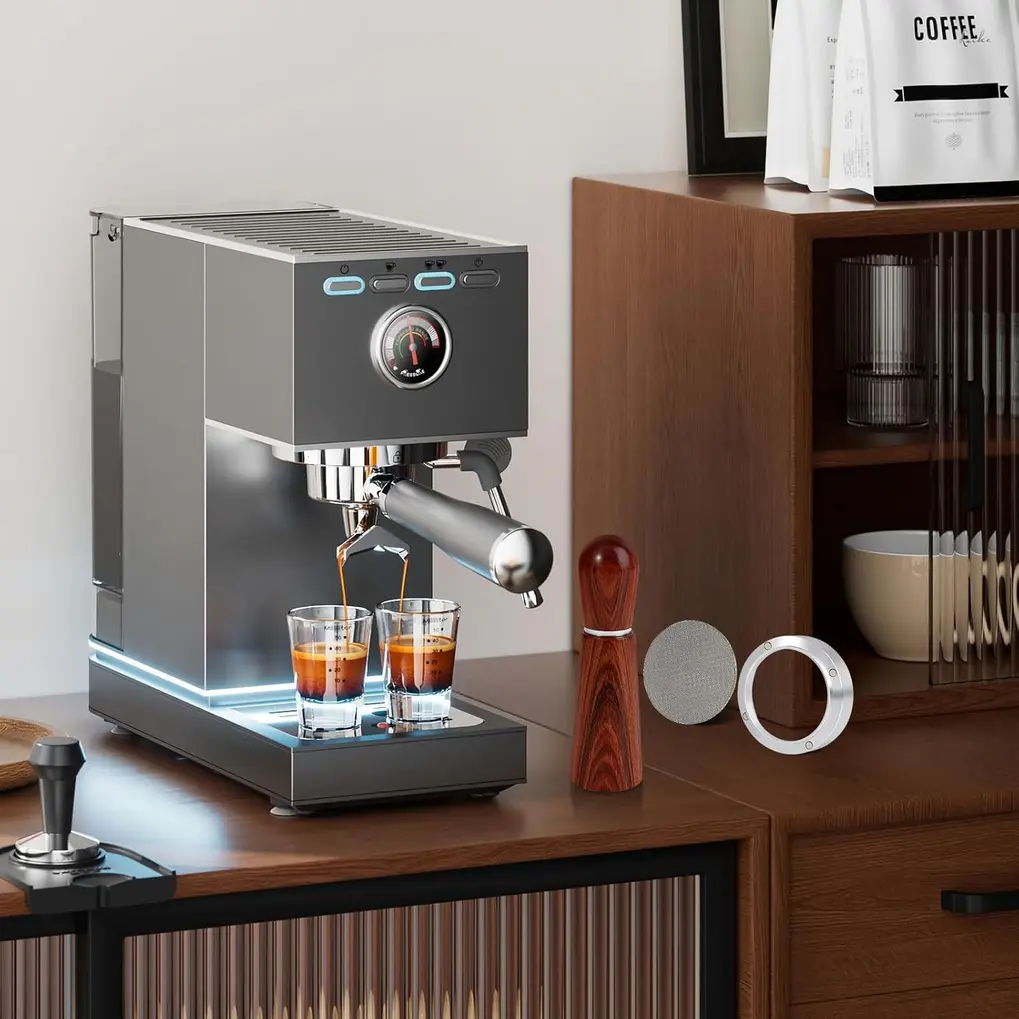 Ferramenta WDT do Reoszeank Kit com cabo de madeira e agulhas de aço inoxidável, sendo usada para distribuir café moído em um portafiltro.