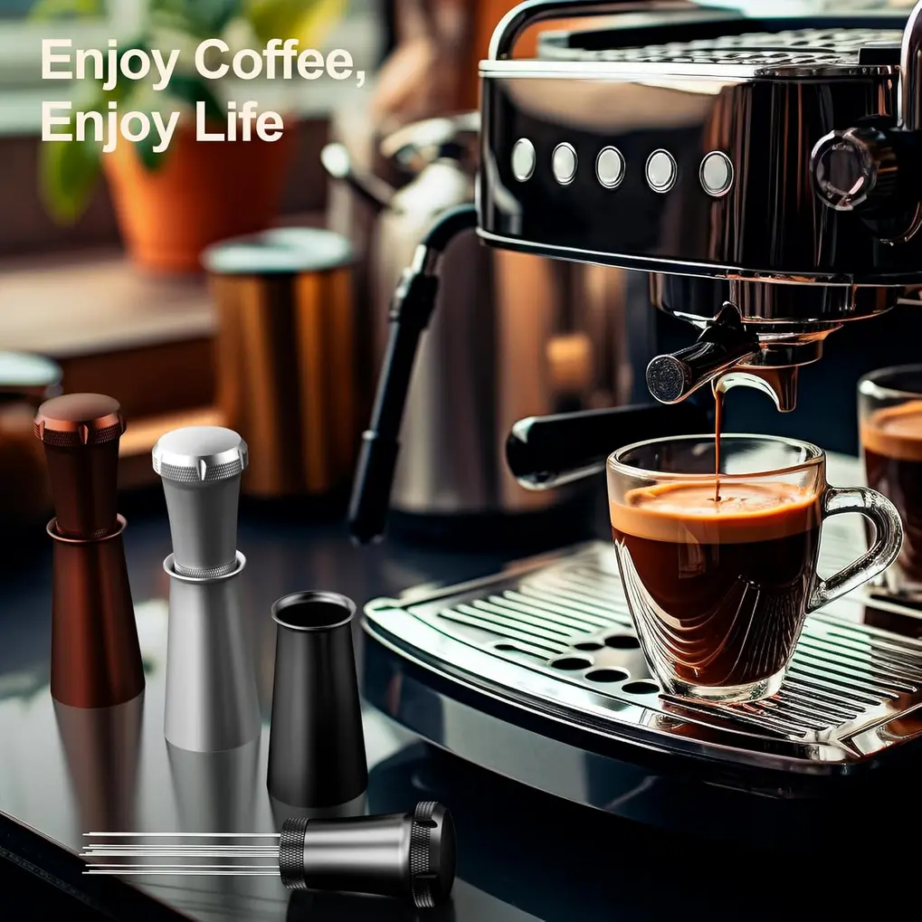Mão segurando a Nessus WDT Ferramenta de distribuição de café expresso sobre um portafilter com café moído