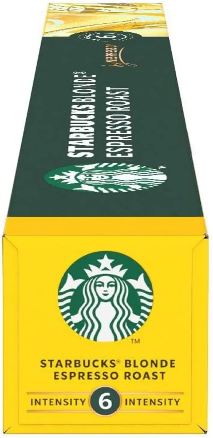 Cápsula de café Starbucks Blonde Espresso Roast by Nespresso sendo colocada em uma máquina Nespresso para preparo