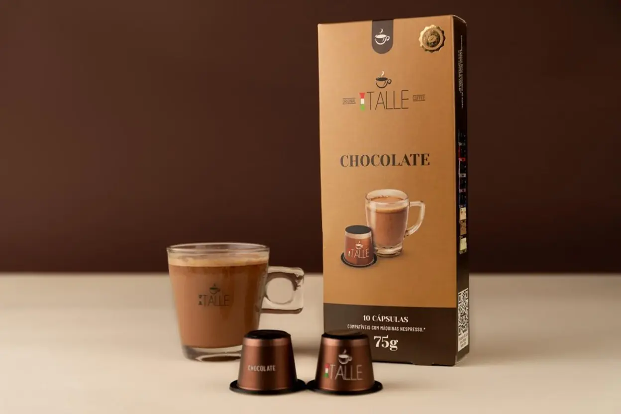 Cápsula Nespresso Cappuccino Chocolate Brulee sendo inserida em uma máquina de café
