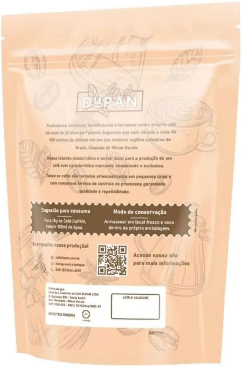 Café Dupan Torrado em Grãos Arábica 250g ao lado de uma xícara de café e grãos