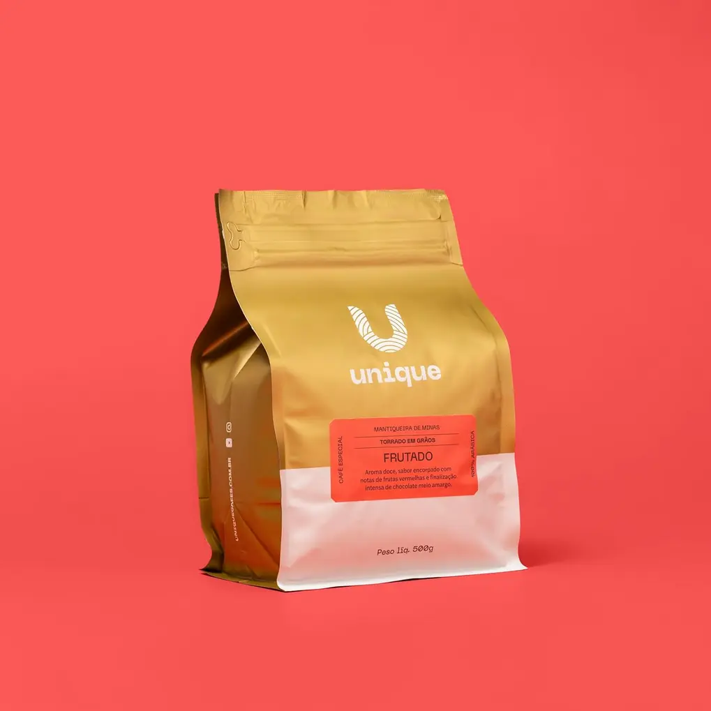 Café Especial Frutado 500g em grãos em contexto de uso com xícara e grãos