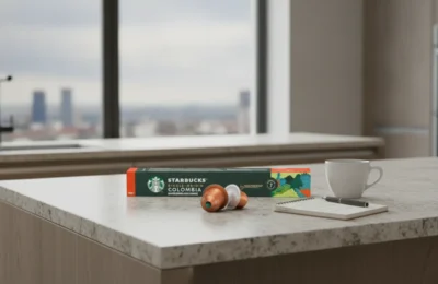 Café Starbucks Colombia Nespresso em uma bancada clara, com vista para a cidade.