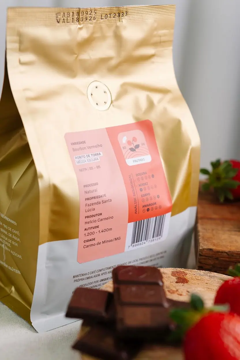 Detalhe da embalagem do Café Especial Frutado 500g com foco na textura e vedação