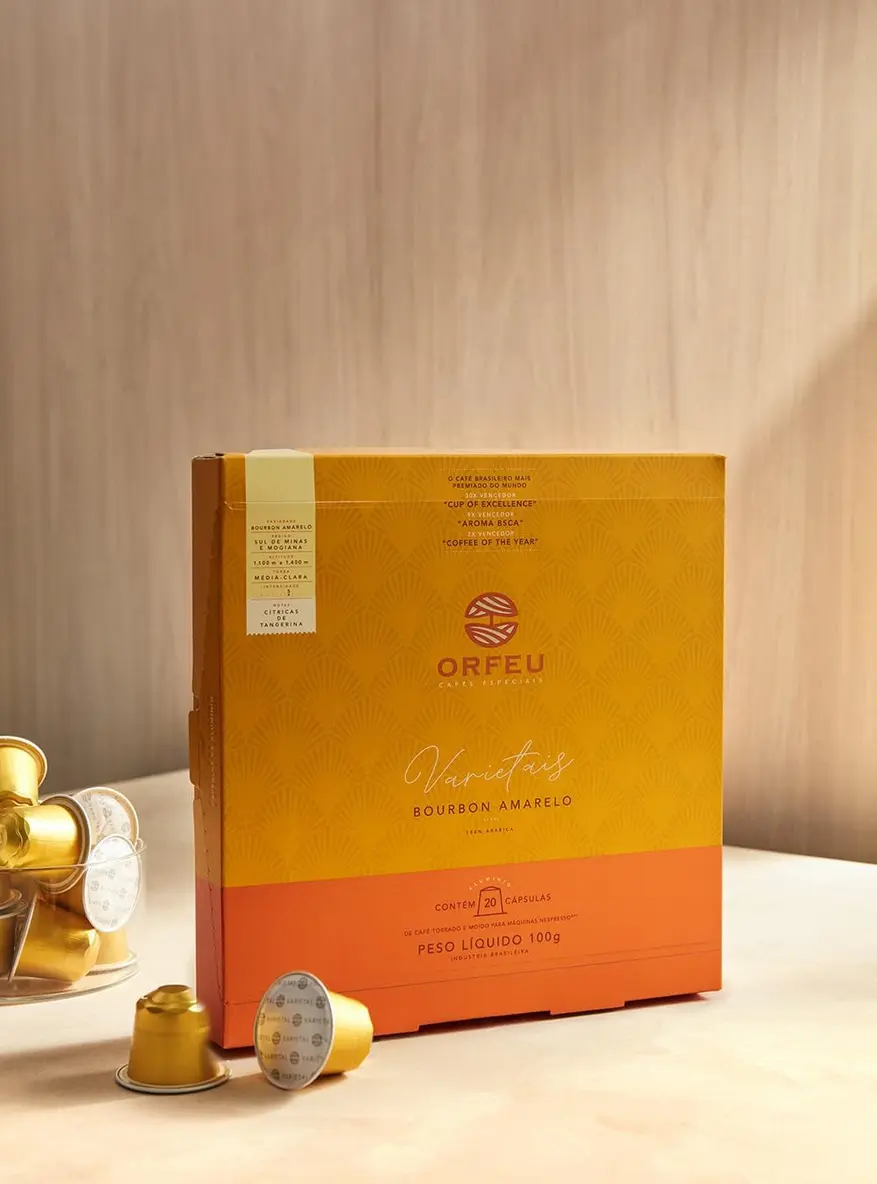Detalhe das cápsulas de café Orfeu Bourbon Amarelo com logo e nome do café