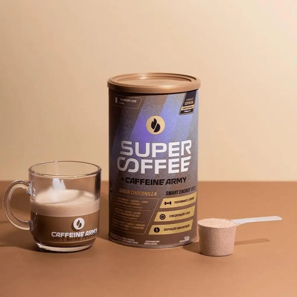 Embalagem do Supercoffee Choconilla ao lado de uma xícara branca e uma colher, em uma superfície de madeira clara.