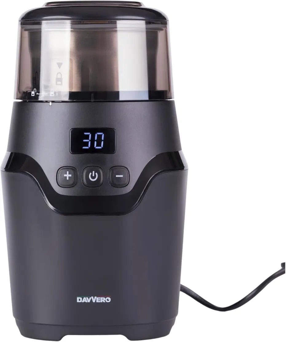 Labravia Moedor de Café Elétrico Davvero 110V preto moendo grãos de café em uma bancada.