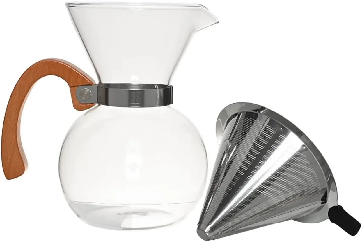 Passador de Café Mimo Style de vidro borossilicato com cabo de bambu e filtro de inox, sendo usado para coar café