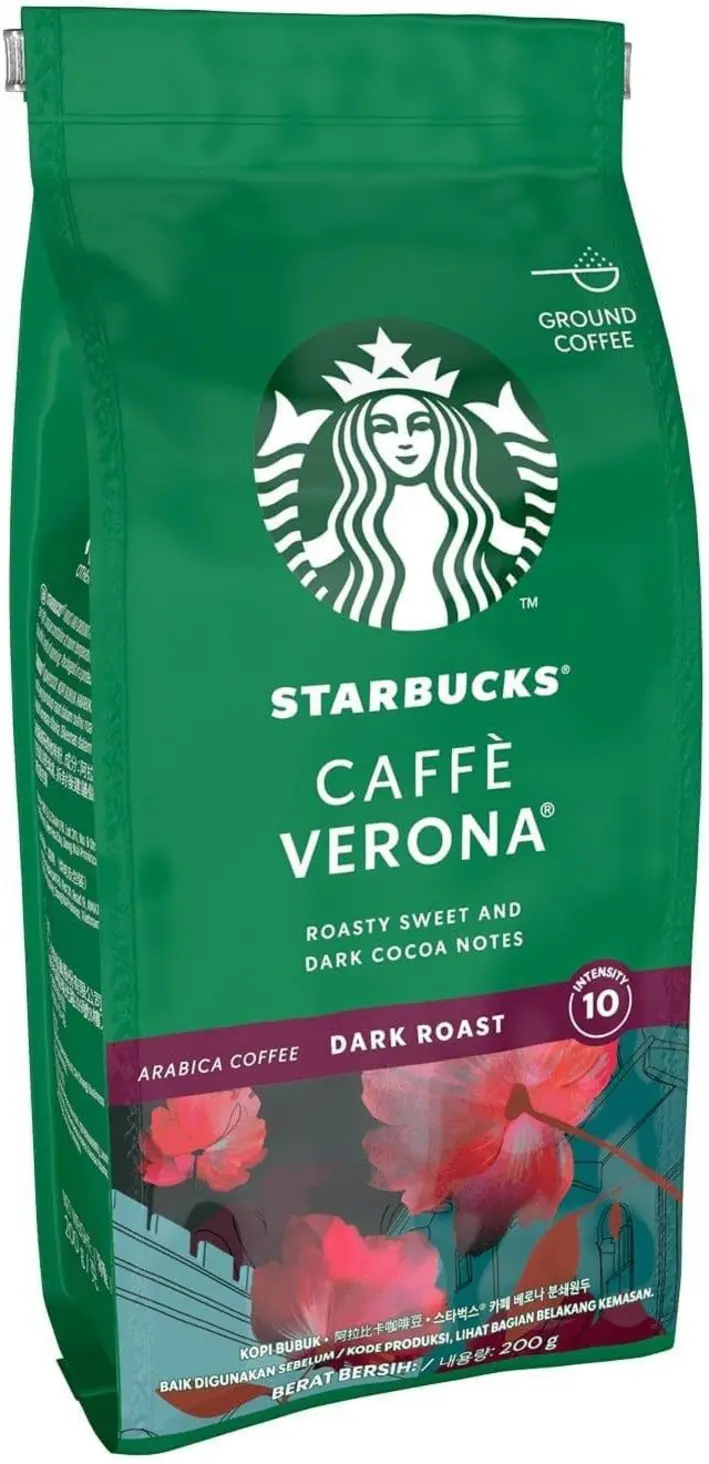 Xícara de café com embalagem do Café Starbucks Caffè Verona ao fundo