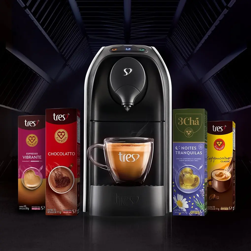Cafeteira 3 Corações TRES Passione Branca em uso, preparando uma bebida.