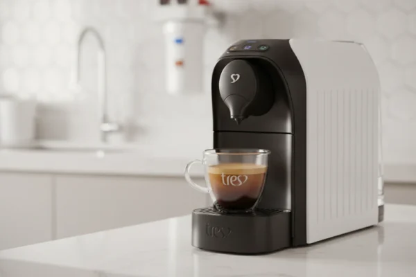 3 Corações TRES Passione Branca é bom? Ela Muda Seu Café! 6 Cafeteira 3 Corações TRES Passione Branca com café em cozinha clara.