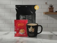 Embalagens de Cappuccino Del Altezze e caneca preta em uma cozinha estilosa.