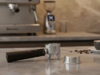 Suporte Porta-filtro 51mm Bxylk e filtro em bancada de mármore de cozinha com máquina de café.