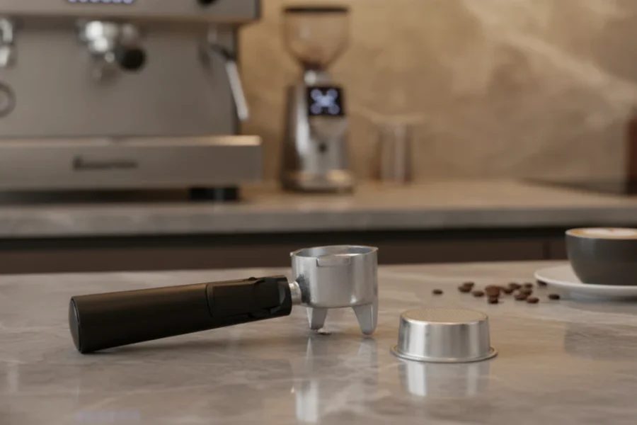 Suporte Porta-filtro 51mm Bxylk e filtro em bancada de mármore de cozinha com máquina de café.